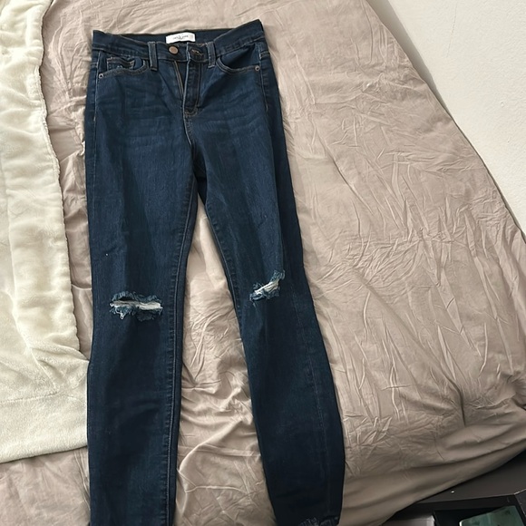 Like New Carly Jean Los Angeles Skinny Jeans - size 27 - Picture 1 of 4